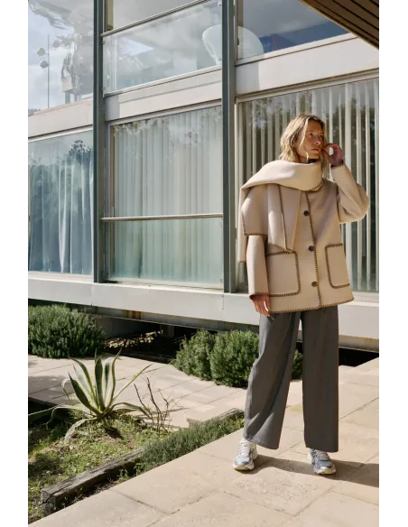 ABRIGO BORDADO CON BUFANDA INDI&COLD