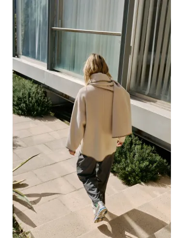 ABRIGO BORDADO CON BUFANDA INDI&COLD