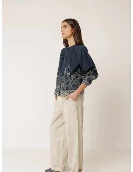 BLUSA BORDADA FLORAL MARINO INDI&COLD